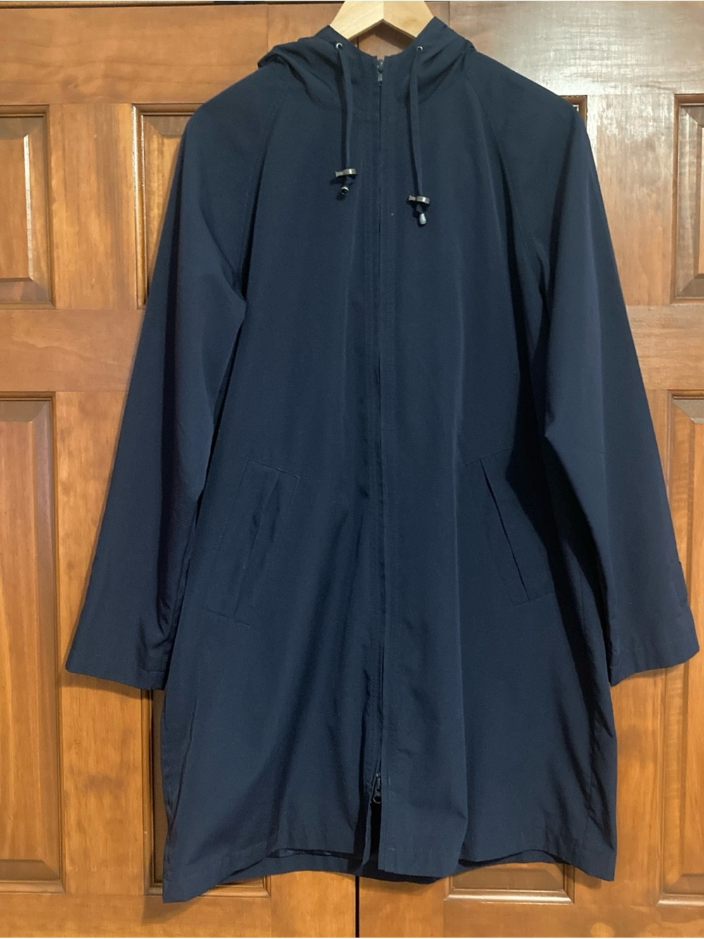 L.L. Bean Women's size large Navy Hooded Trail model rain coat pockets lined